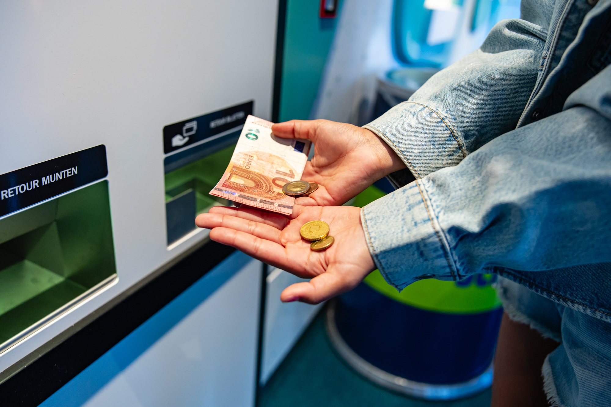 Cash geld uit de statiegeldautomaat