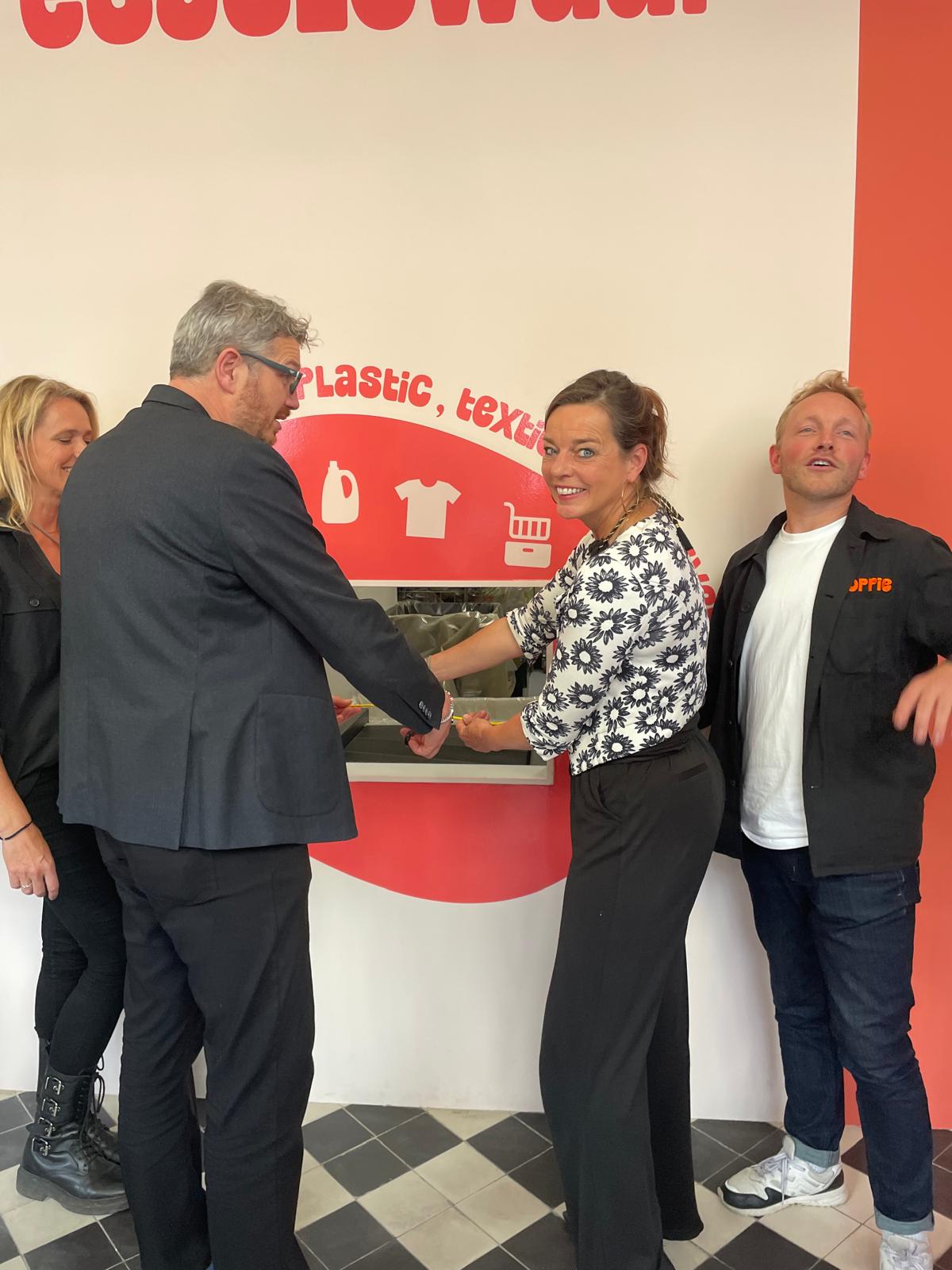 Opening nieuwe recyclewinkel Droppie Theresiastraat Den Haag, met Hester Klein Lankhorst en wethouder Arjen Kapteijns (2)