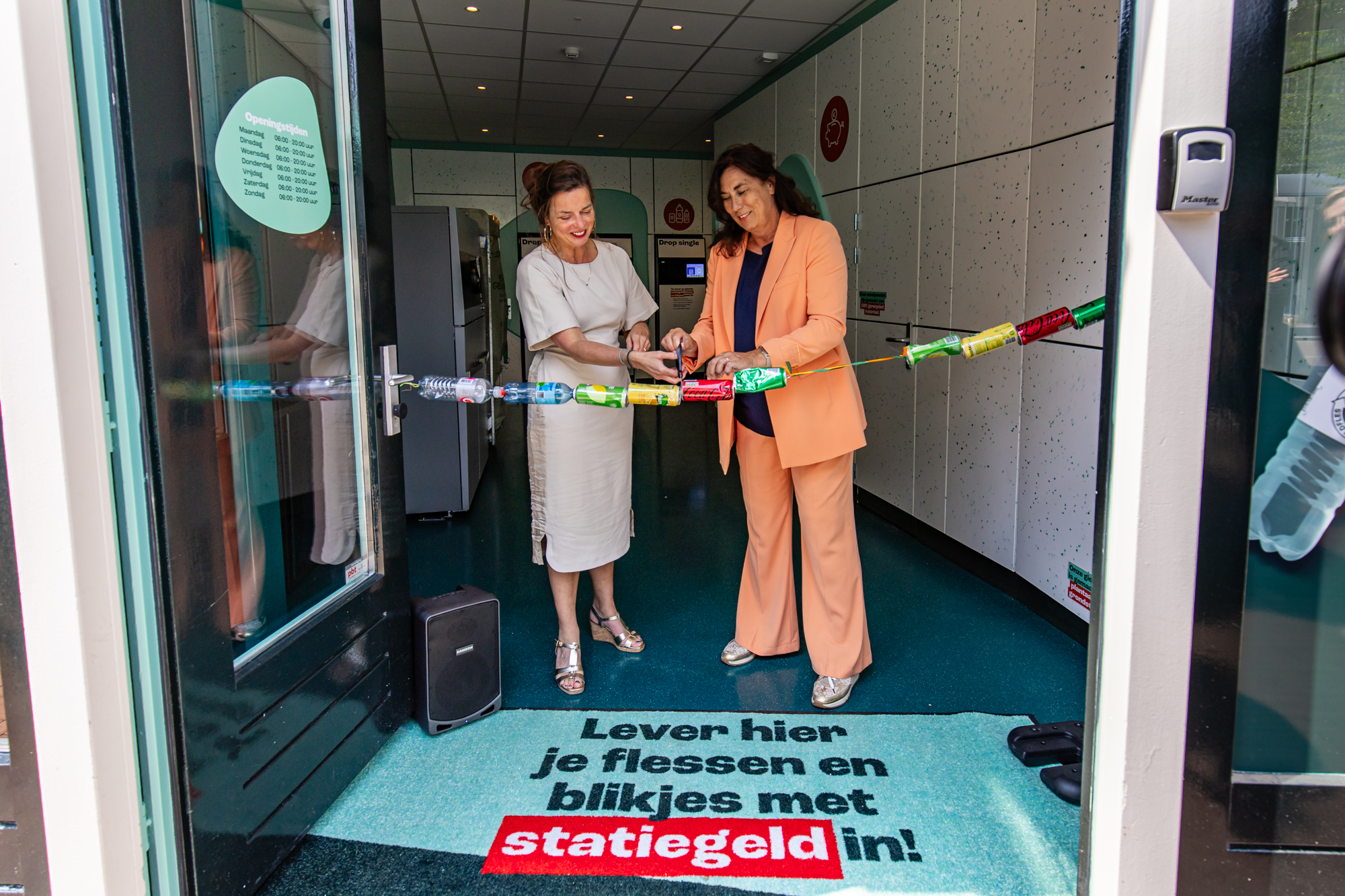 Statiegeldmachines in de Retourshop aan de Nieuwezijds Voorburgwal in Amsterdam