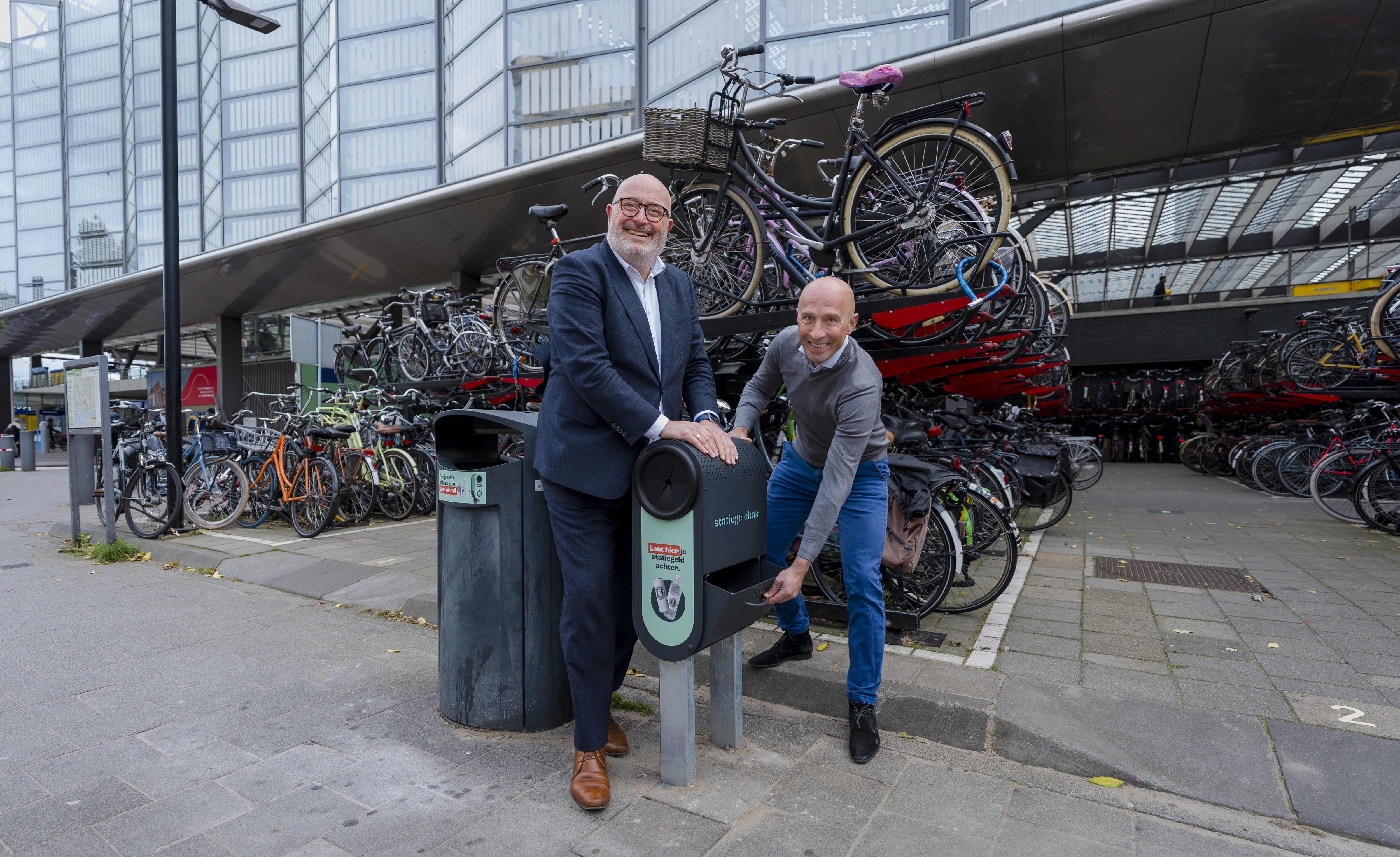 Wethouder Pascal Lansink-Bastemeijer en Jeroen Hillen, directeur Statiegeld Nederland namens Verpact