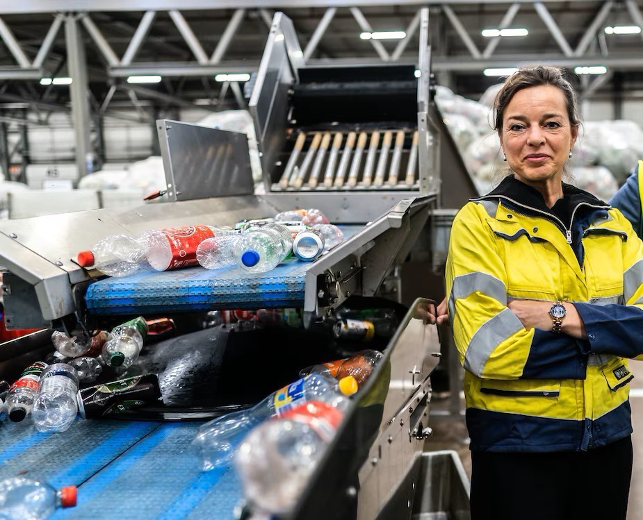 Hester in recyclingcentrum van Statiegeld