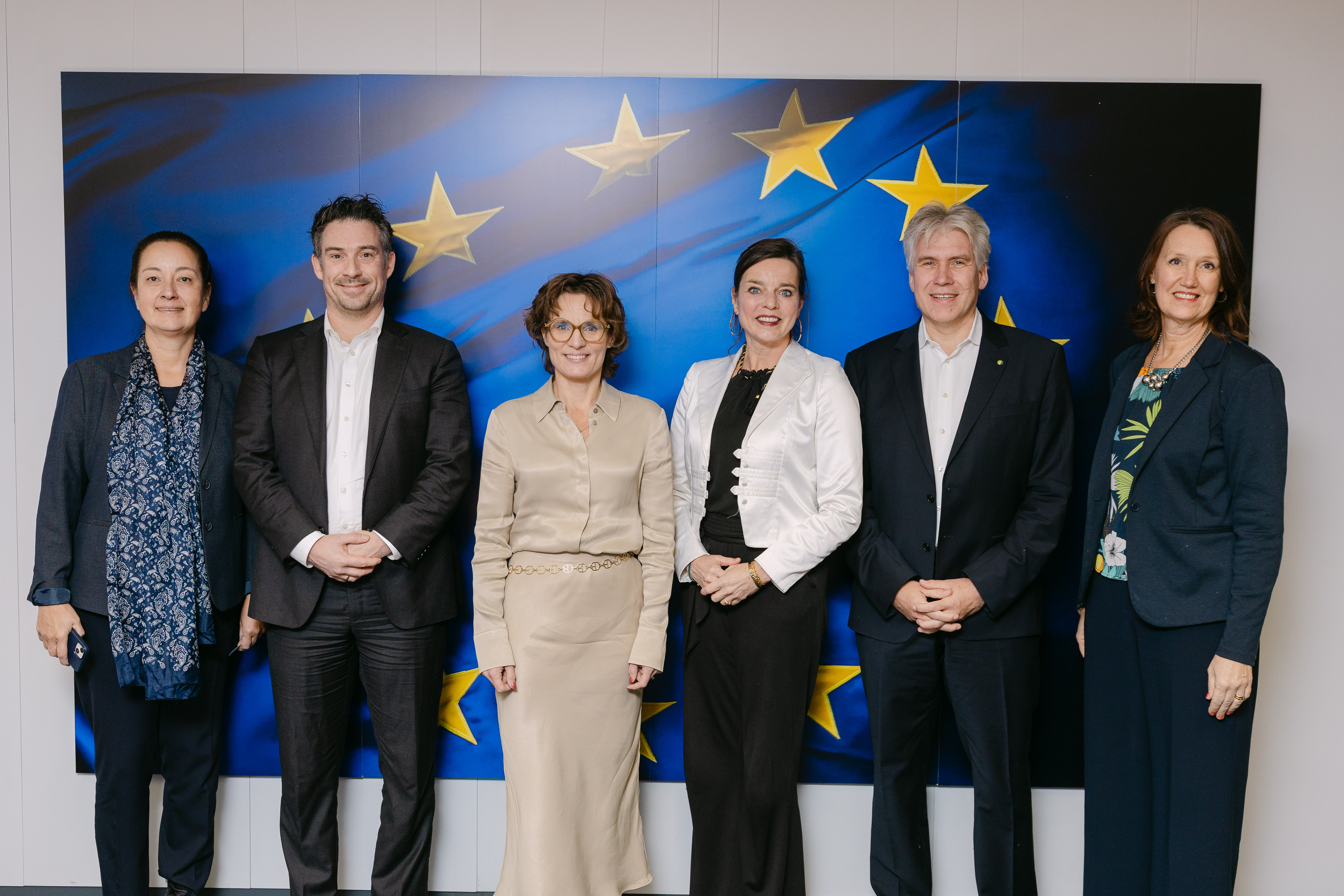 Hester Klein Lankhorst met Jessika Roswall en de delegatie van EXPRA aanwezig in Brussel