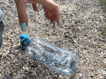 Opruimen plastic fles