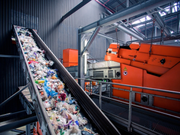 web-zakken-plastic-worden-opengescheurd-waarna-de-verpakkingen-de-installatie-in-gaan.jpg